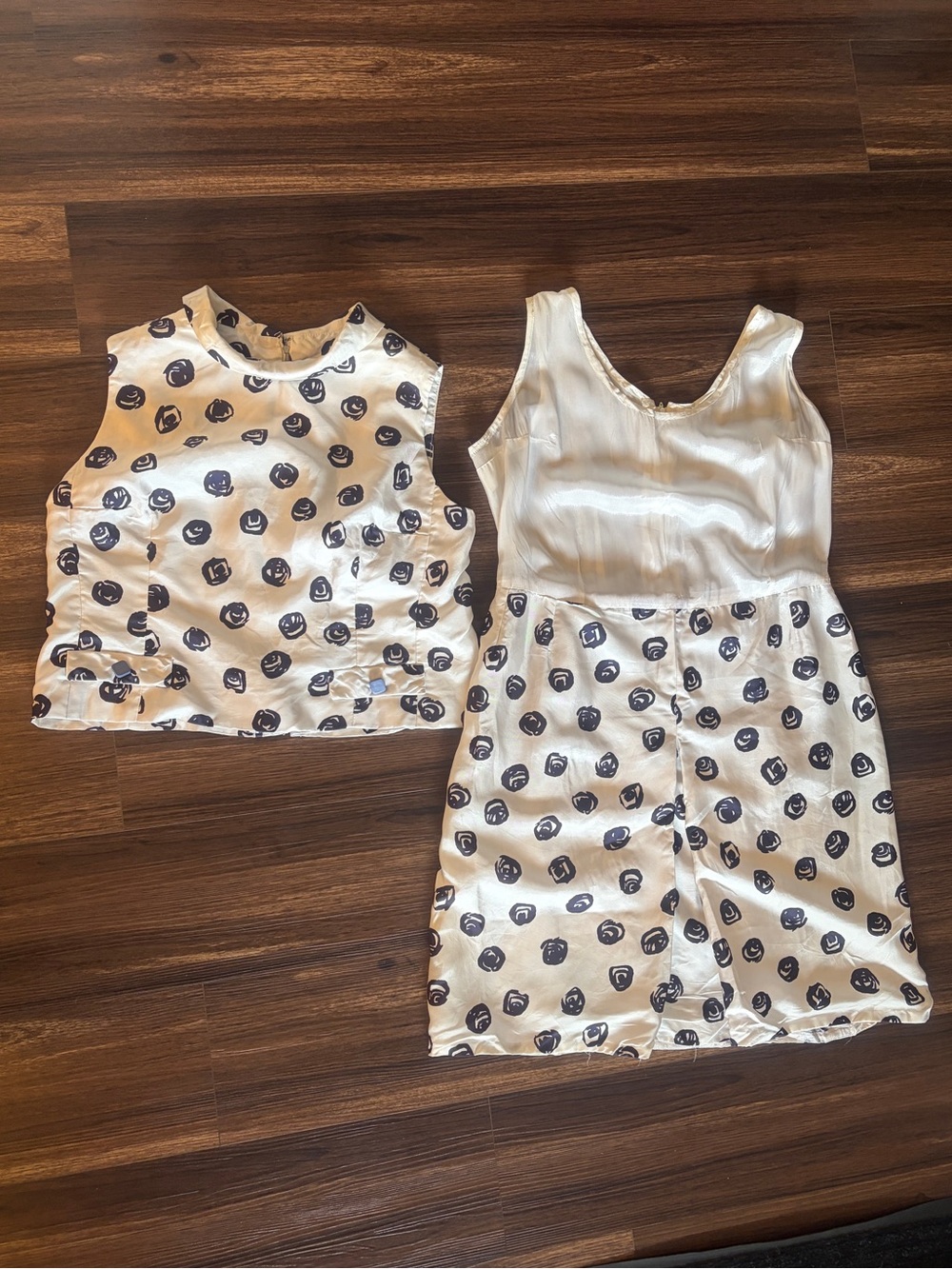Vintage White Ivory 2 piece dress with dark purple flower pattern with buttons - Picture 13 of 17
